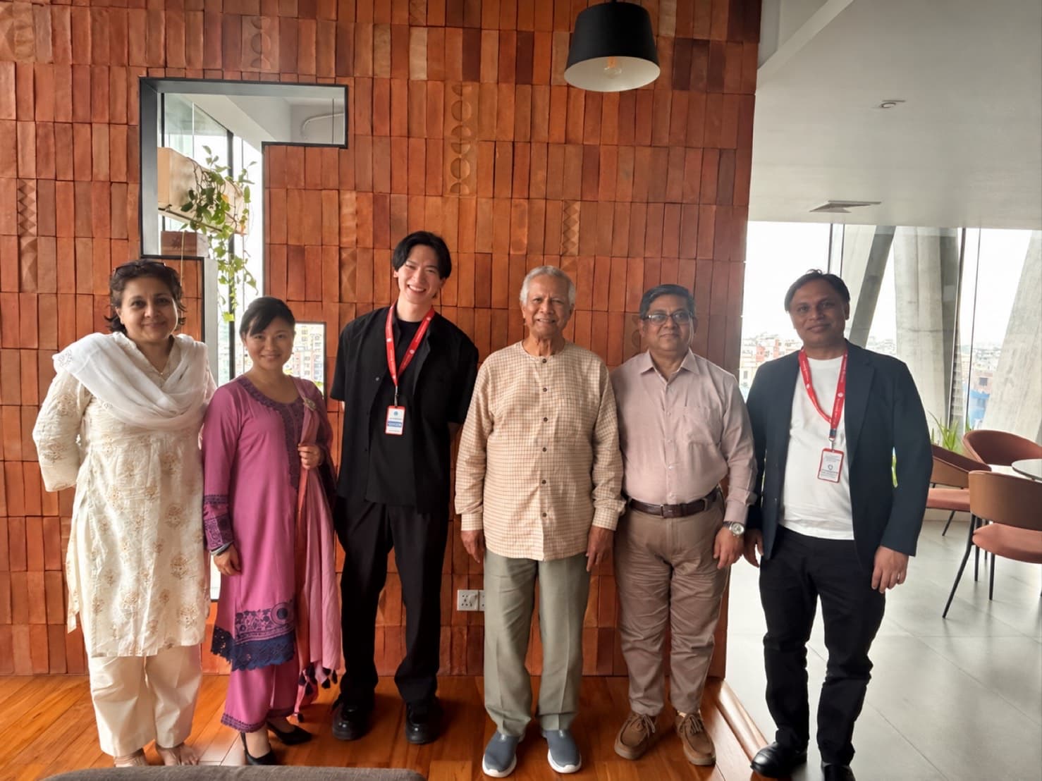 Grameen Wick の経営陣とムハマド・ユヌス博士